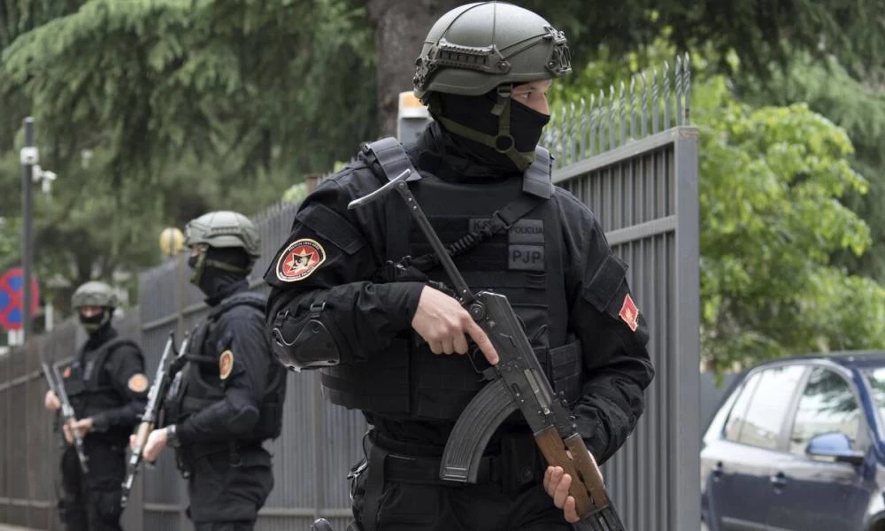 Συναγερμός στο Μαυροβούνιο: Άντρας κρατάει ομήρους σε τράπεζα